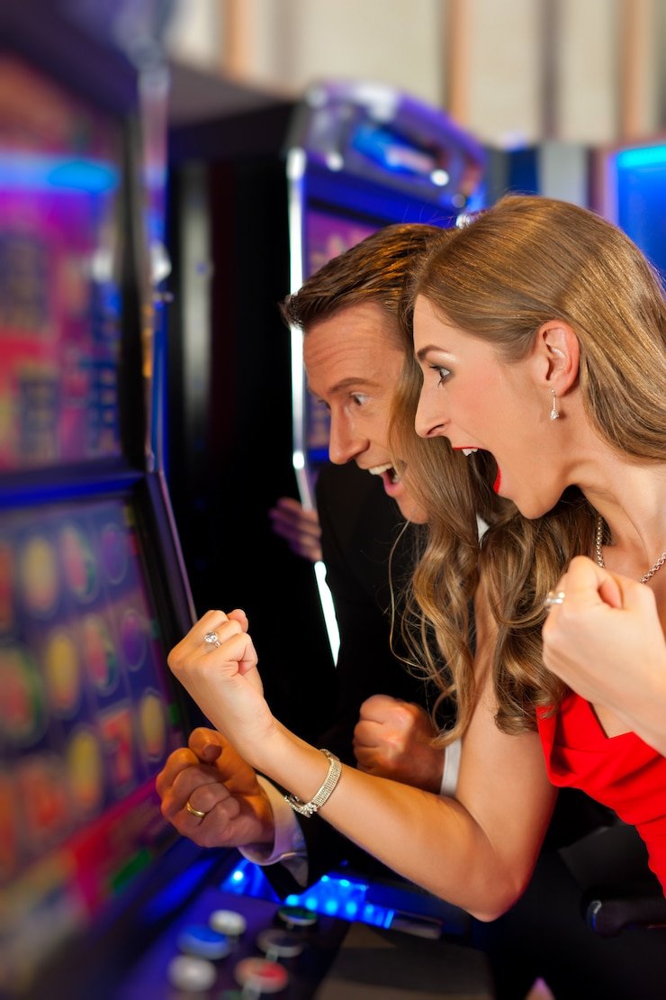 Tampilan grid permainan slot dan pasar sepak bola di eternium